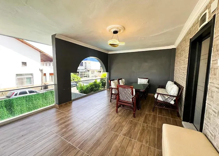 Tripleks Oezel Havuzlu Lueks Villa